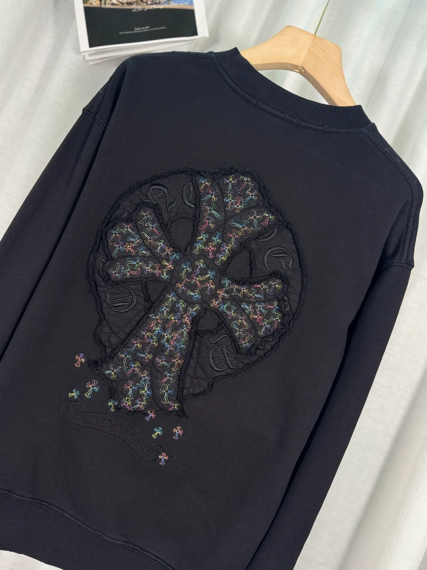 P270 top version, real shot without P, ​​different from market currency) 𝗖𝗵𝗿𝗼𝗺𝗲 𝗛𝗲𝗮𝗿𝘁𝘀/Cro Xin 2025 Bi Wen Dyed and Worn Autumn and Winter New Original Single Counter American Laser Burnt Bi Wen Dyed and Worn Couple Casual Sweater 👑The highest version! Customized fabric 430g tripe terry fabric! American acid washed distressed original denim with burnt flowers ✟appliqué embroidery and exquisite embroidery of letters! The best-selling model in the counter, very comfortable to wear. Accessories: original molded and authenticated collar label➕100% silk wash label. Genuine purchase-grade original hangtag➕matching hanging rope➕3D hanging beads➕original packaging bag. Craftsmanship: The original version has consistent wiring! The highest version of the armhole matching technique! Color: White Black Size: S M L XL Style No.: 9327